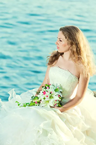 Невеста у моря — стоковое фото