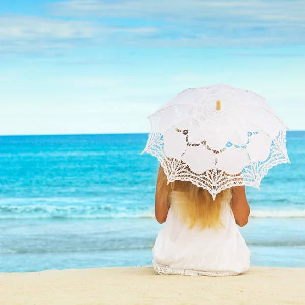Пляжная женщина — стоковое фото