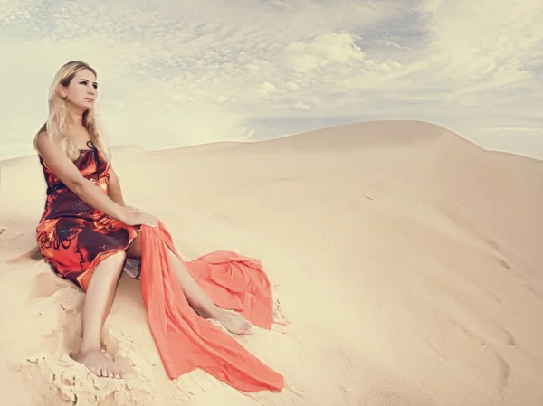 Donna nel deserto — Foto Stock