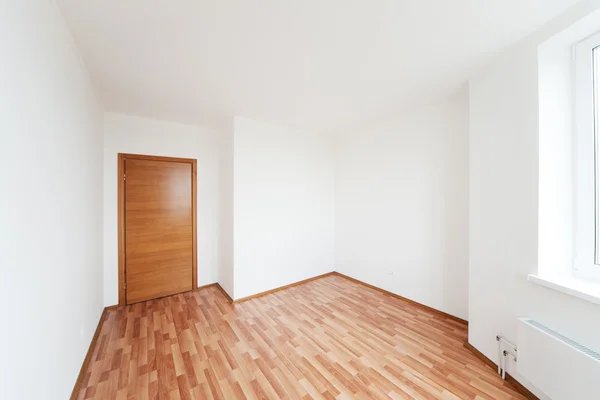 Пустая комната с дверью — стоковое фото