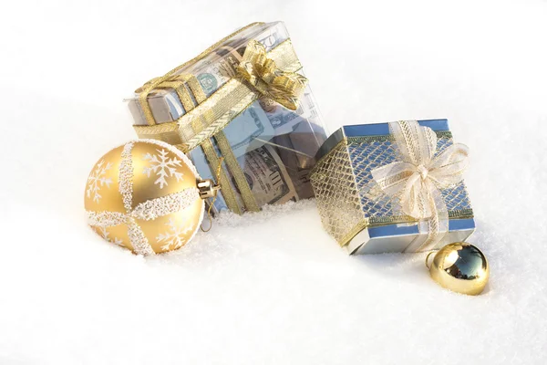 Box med en gåva och christmas bollar — Stockfoto