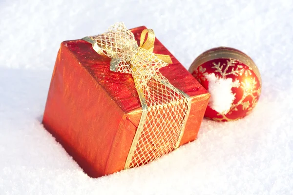 Caixa com um presente e bolas de Natal — Fotografia de Stock