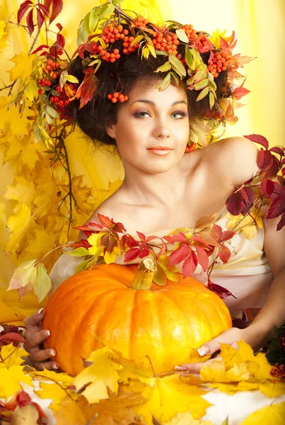 Πορτρέτο του όμορφη κοπέλα με φθινόπωρο αφήνει — Φωτογραφία Αρχείου
