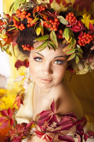 Retrato de hermosa chica con hojas de otoño —  Fotos de Stock