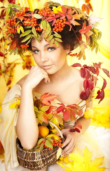 Πορτρέτο του όμορφη κοπέλα με φθινόπωρο αφήνει — Φωτογραφία Αρχείου