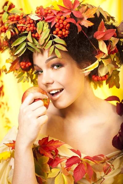 Retrato de menina bonita com folhas de outono — Fotografia de Stock