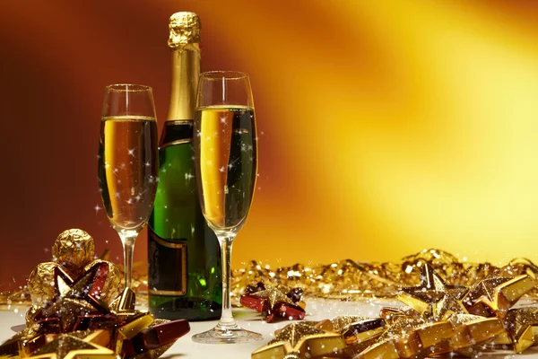 Келих шампанського на золотому фоні — стокове фото