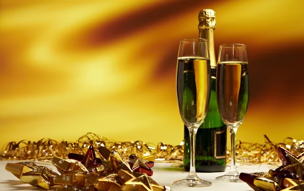 Sklenka šampaňského zlaté pozadí — Stock fotografie