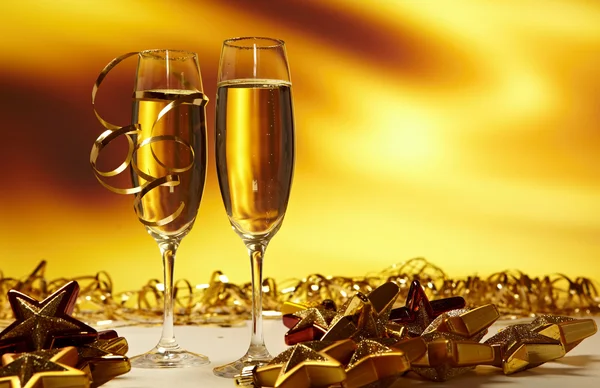 Kieliszek szampana na złotym tle — Zdjęcie stockowe