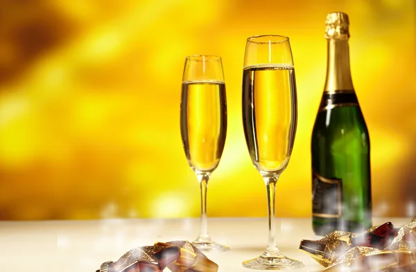 Бокал шампанского на золотом фоне — стоковое фото