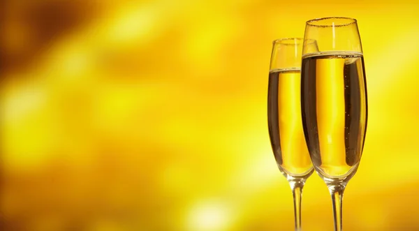 Glas champagne mot gyllene bakgrund — Stockfoto