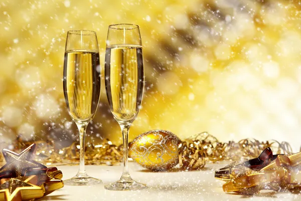 Келих шампанського на золотому фоні — стокове фото