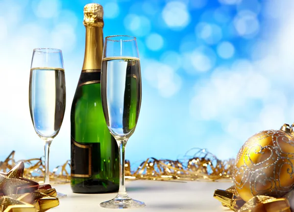 Copo de champanhe contra fundo azul. ano novo — Fotografia de Stock