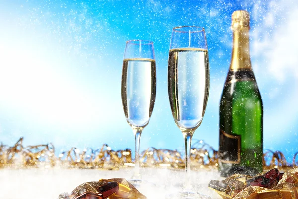 Glas Champagner vor blauem Hintergrund. Neues Jahr — Stockfoto