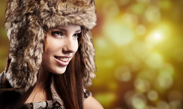 Vacker kvinna i vinterpäls. — Stockfoto