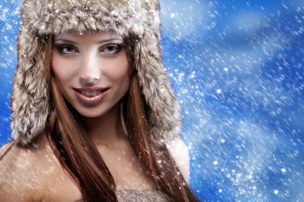 Vacker kvinna i vinterpäls. — Stockfoto