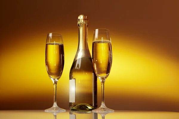 Verres à champagne sur la table de célébration — Photo