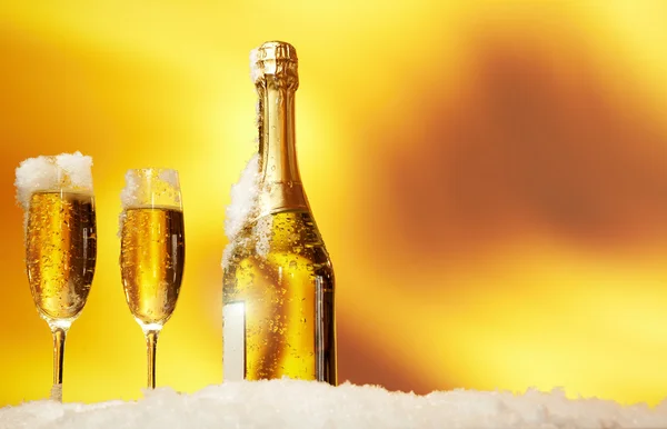 Nya året champagne i snön — Stockfoto