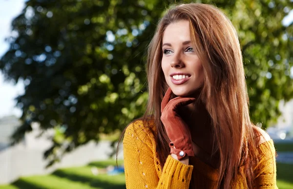 Vacker ung kvinna i höstens city — Stockfoto