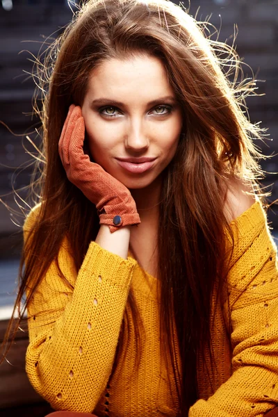 Krásná mladá žena v podzimní city — Stock fotografie