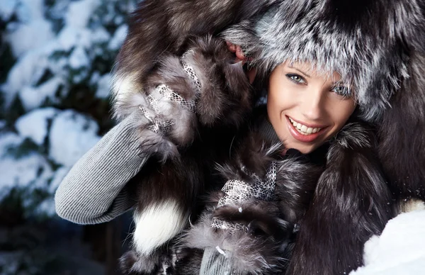 겨울 경치에서 아름다움 여자 — 스톡 사진