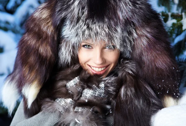 Krása ženy v zimní krajině — Stock fotografie