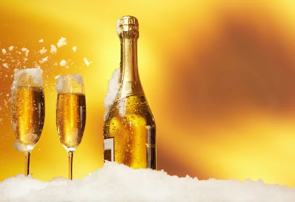 Новогоднее шампанское в снегу — стоковое фото