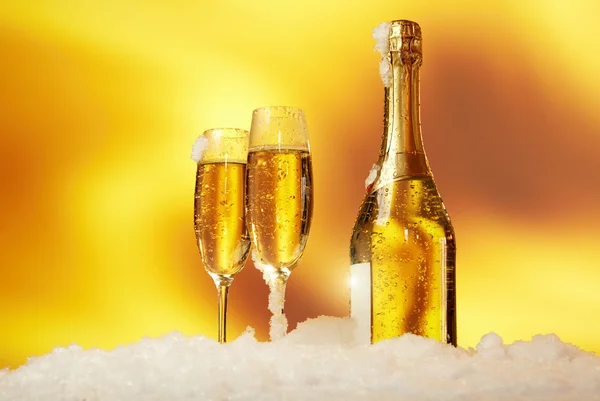 Nový rok šampaňské ve sněhu — Stock fotografie