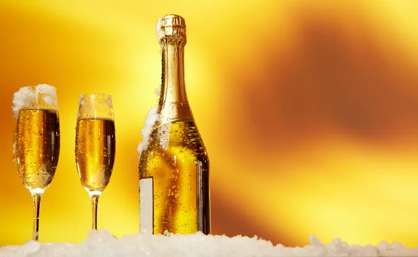 Nya året champagne i snön — Stockfoto