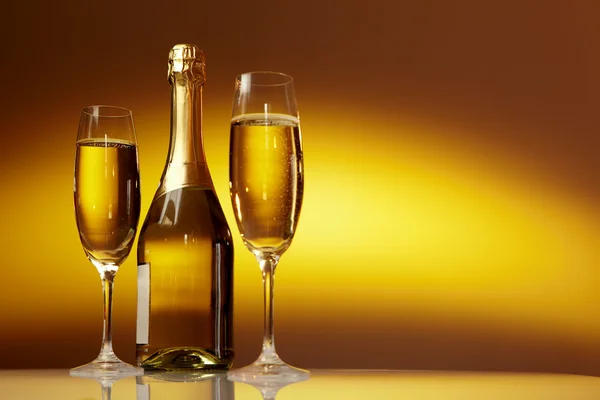 Copas de champán en mesa de celebración —  Fotos de Stock