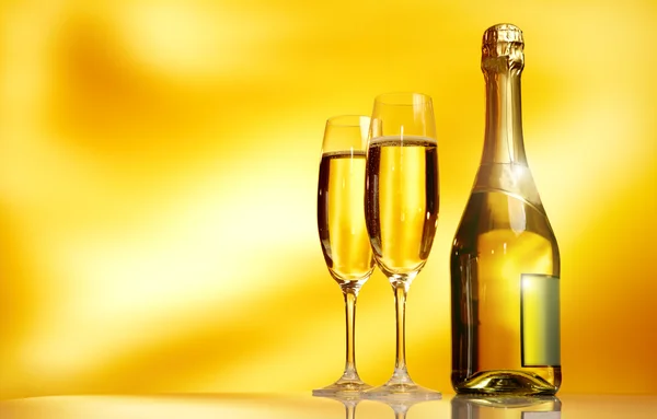 お祝いのテーブルの上のシャンパン グラス — ストック写真