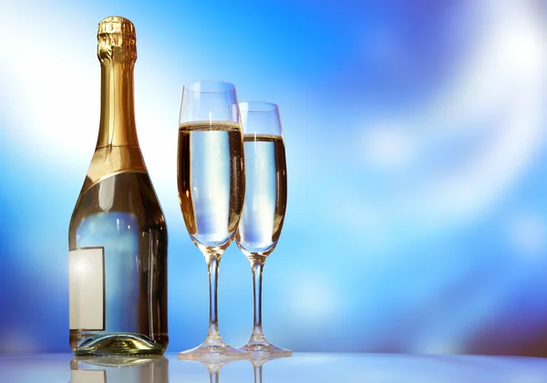 Copas de champán en mesa de celebración — Foto de Stock