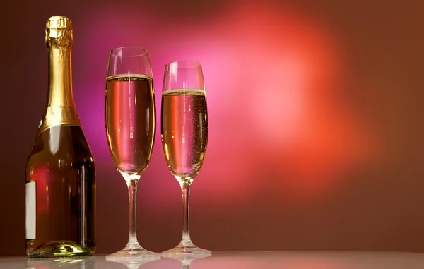 Bicchieri di champagne sul tavolo delle celebrazioni — Foto Stock