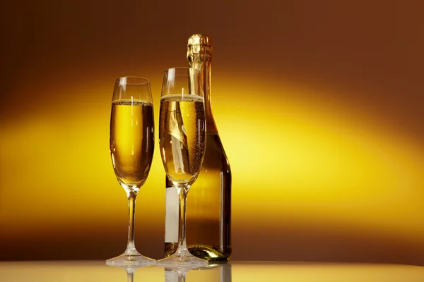 Copas de champán en mesa de celebración —  Fotos de Stock