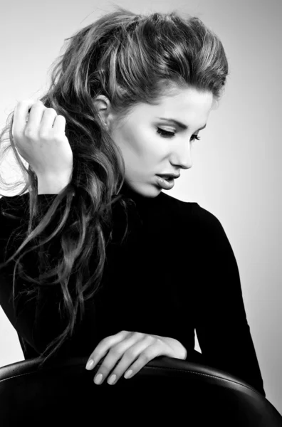 검은 색과 흰색의 아름다운 여성 사진 — 스톡 사진