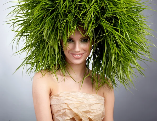 Młoda kobieta i streszczenie włos zielony — Zdjęcie stockowe