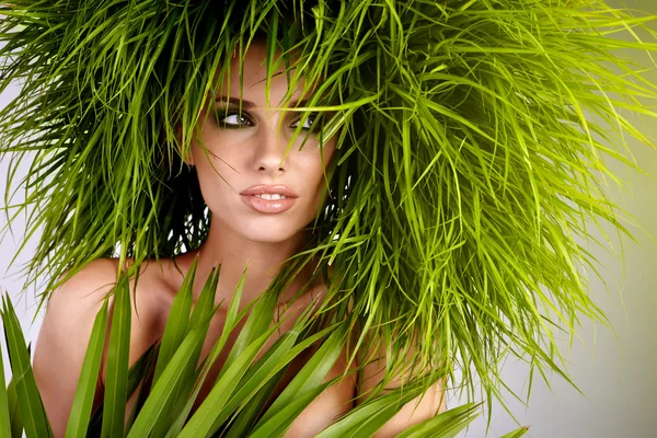 Ung kvinna och abstrakt grönt hår — Stockfoto