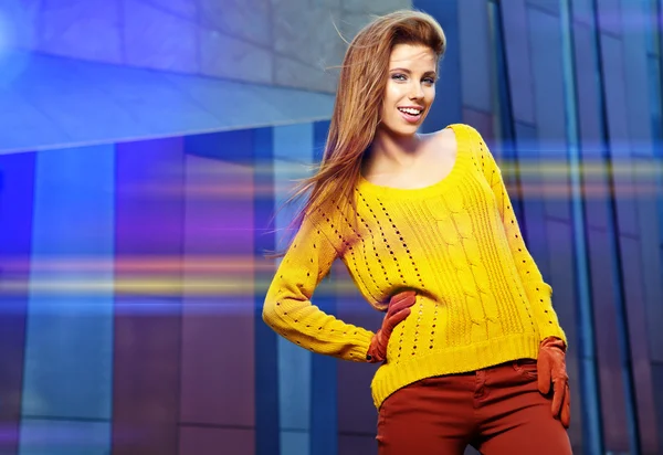 Jonge brunette vrouw portret in herfst kleur — Stockfoto