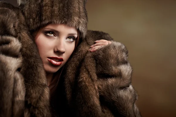 毛皮のコートを着た美しい女性は — ストック写真