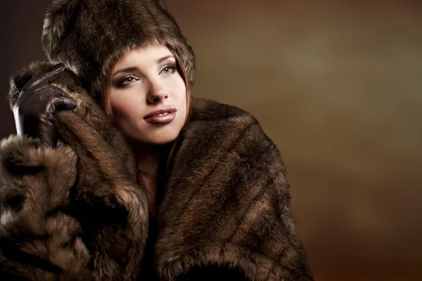 毛皮のコートを着た美しい女性は — ストック写真