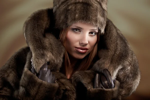 Όμορφη γυναίκα με γούνα. — Φωτογραφία Αρχείου