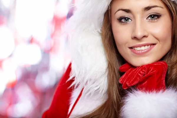 Mladá žena vánoční nad stříbrným pozadím — Stock fotografie