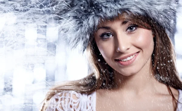 Sorrindo Mulher de Inverno — Fotografia de Stock