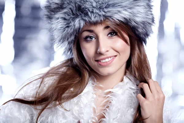 Lachende vrouw van de winter — Stockfoto