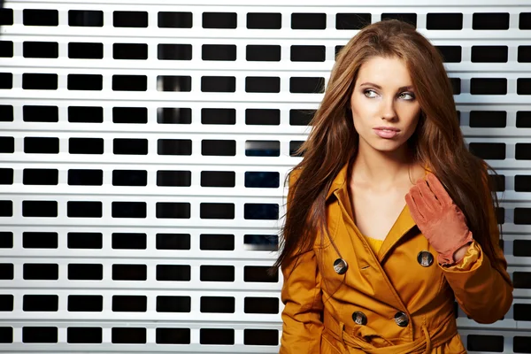 Ung brunett kvinna porträtt i höstfärg — Stockfoto