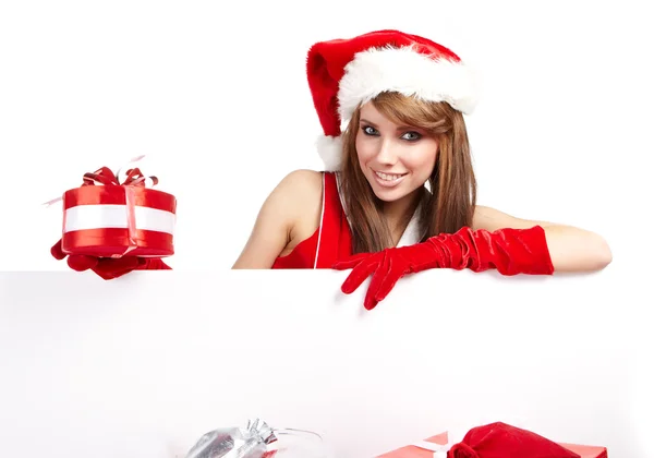 Krásná vánoční žena v santa hat drží prázdná deska — Stock fotografie