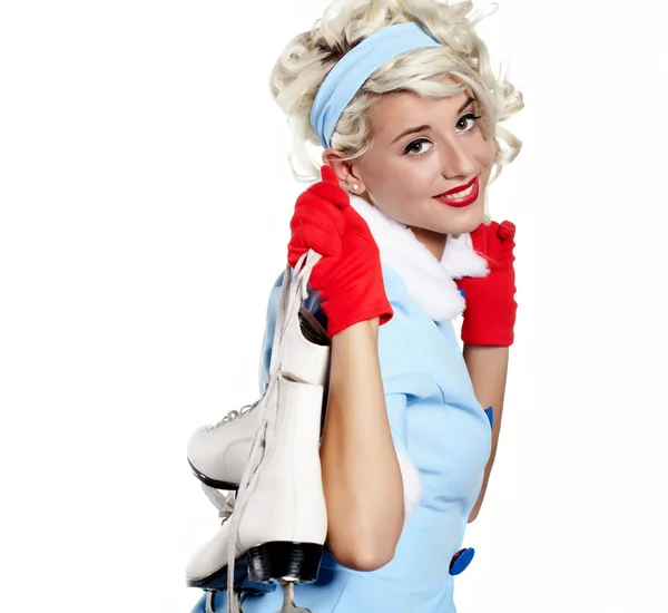 Pinup donna sorridente che trasporta un paio di pattini da ghiaccio — Foto Stock
