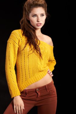 güzel bir genç kadın model siyah karşı poz portresi