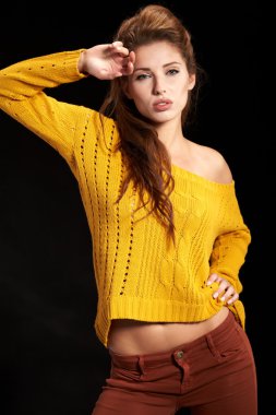 güzel bir genç kadın model siyah karşı poz portresi