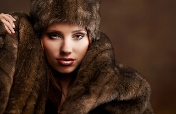Πορτρέτο του μια όμορφη γυναίκα φορούσε γούνα — Φωτογραφία Αρχείου